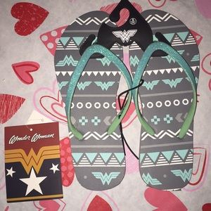 🐝🐝 NWT Wonder Woman flip flops